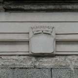 A dominare l�architrave situata sopra l�accesso permane per� una lastra in pietra grigia. E' lo stemma comunale: questo ci fa supporre che l�edificio possa essere stato progettato dall�ingegner Luigi De Paolis, nel 1928 capo dell�ufficio tecnico del Municipio 